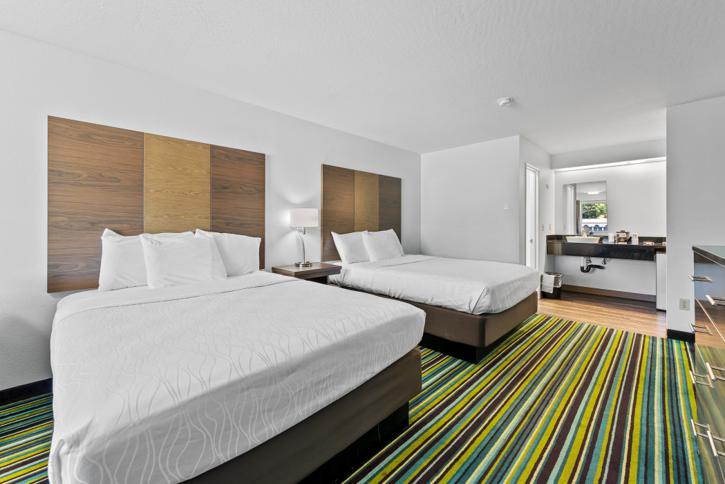 2 Queen Beds - Pet Friendly - Non-Smoking