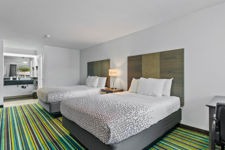 2 Queen Beds - Accessible