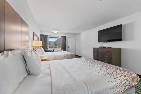 3 Queen Beds - Non-Smoking